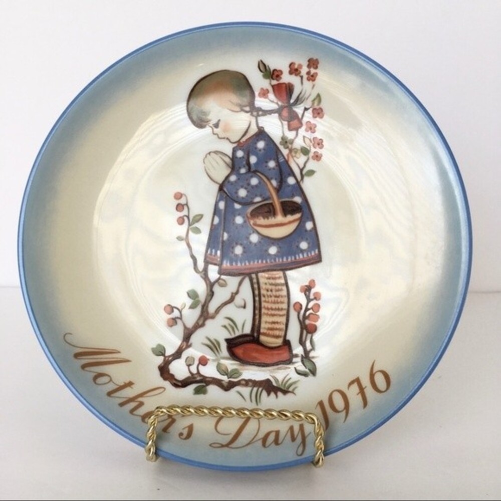 Sister Bertha Hummel Mother's Day Plate 1976